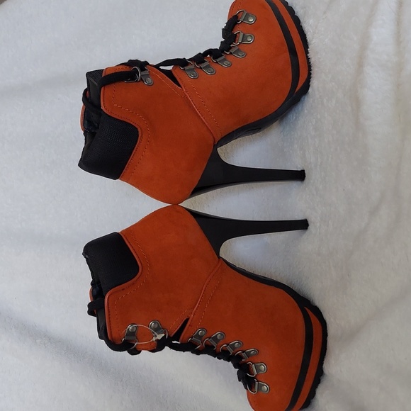 Orange Tread Heeled Platform Construction Boots, Size 7 - Picture 3 of 11